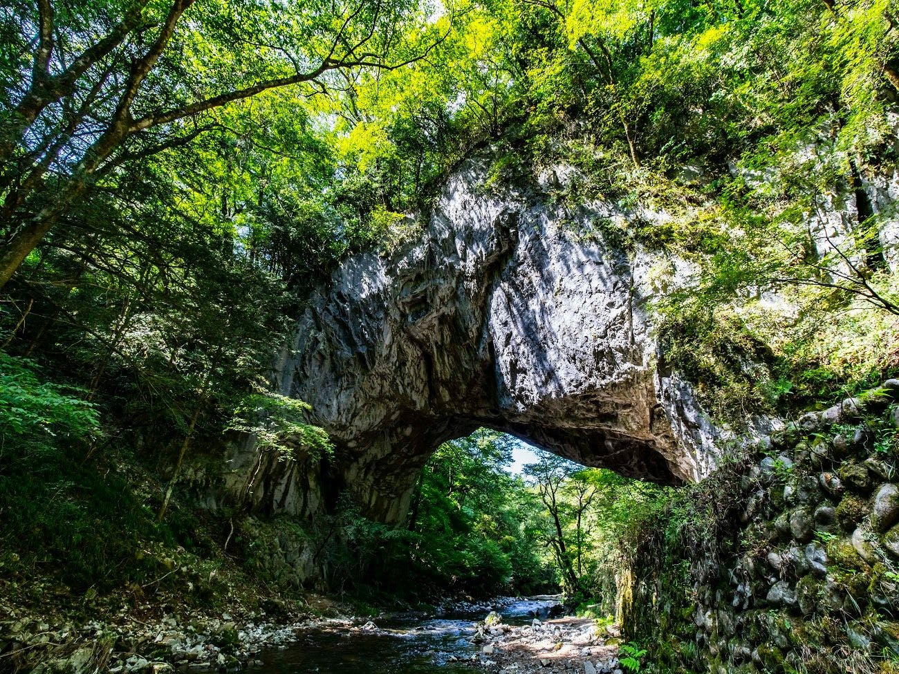 สะพานธรรมชาติ "โอะฮะชิ" หนึ่งในสามสะพานธรรมชาติที่ใหญ่ที่สุดในโลก