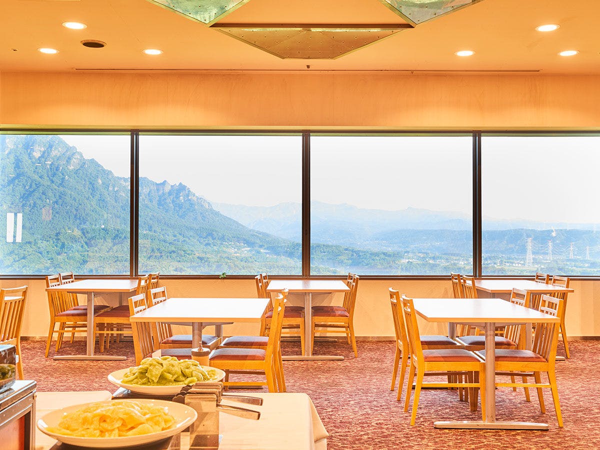 ชั้น 11 ร้านอาหารลอยฟ้า 'เรือเหาะ'