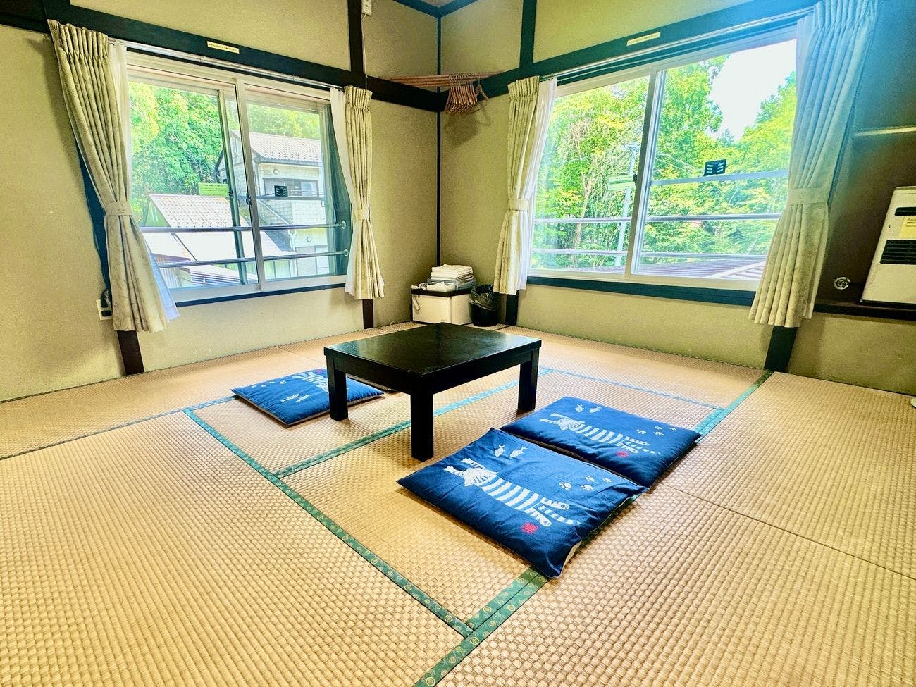 ห้องพักมุมพร้อมหน้าต่างบานใหญ่ 2 บาน