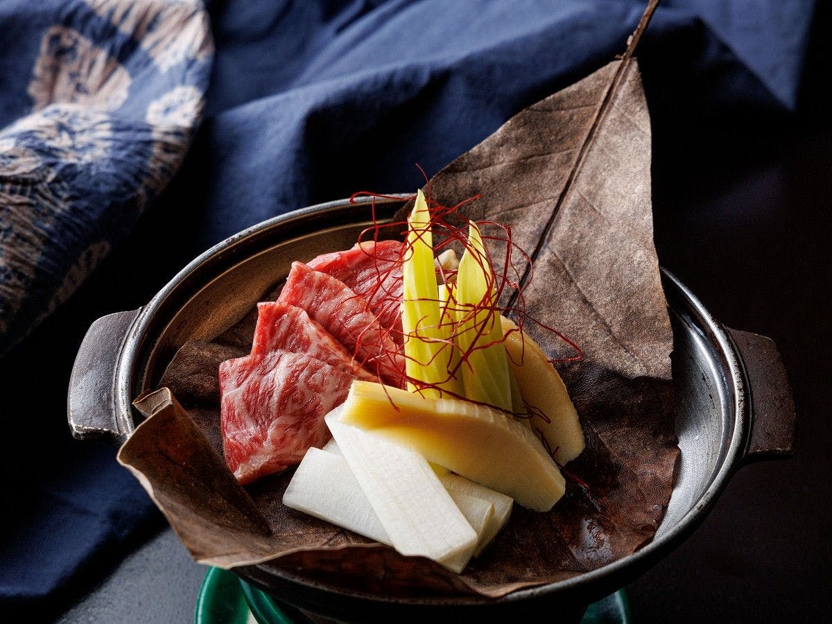 เนื้อชินชูถูกปรุงด้วยใบแมกโนเลียอย่างนุ่มนวล