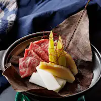 เนื้อชินชูถูกปรุงด้วยใบแมกโนเลียอย่างนุ่มนวล