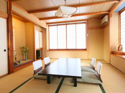 ■毎日違う季節の花を活けております