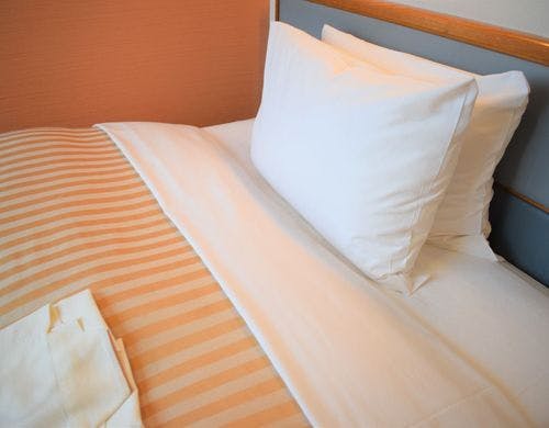 全室シモンズベッドと2種類の枕をご用意