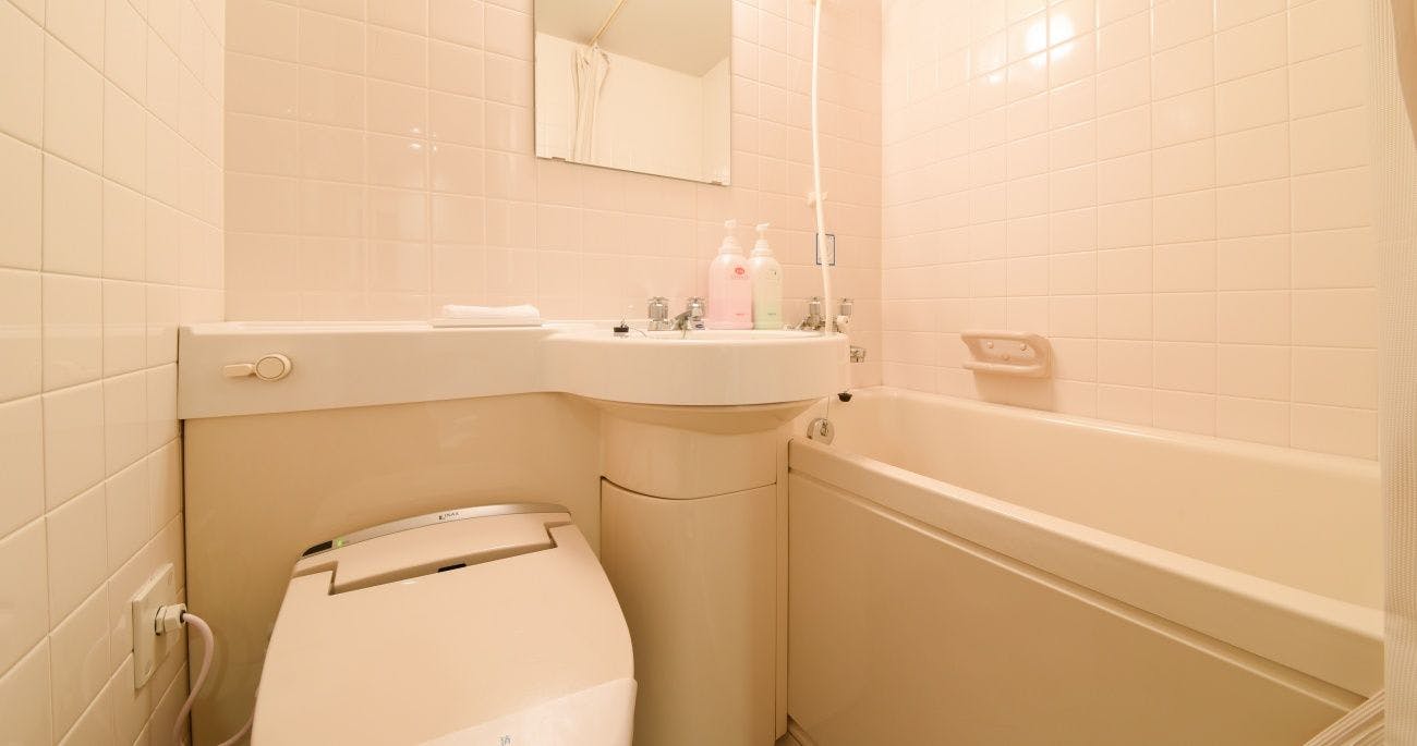 *Bilik gaya Barat dengan bilik mandi dan tandas disediakan.