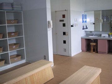 *Ruang Menukar Pakaian