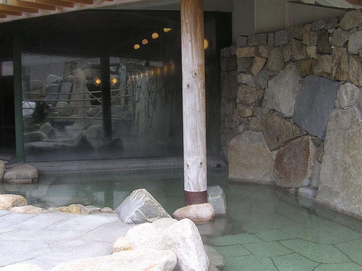 【อ่างอาบน้ำกลางแจ้ง】เพลิดเพลินกับการแช่น้ำพุร้อนพร้อมสัมผัสสายลม.