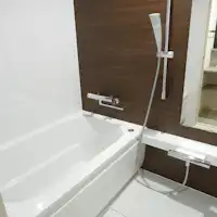 ห้องน้ำกว้างขวางพร้อมพื้นที่อาบน้ำ