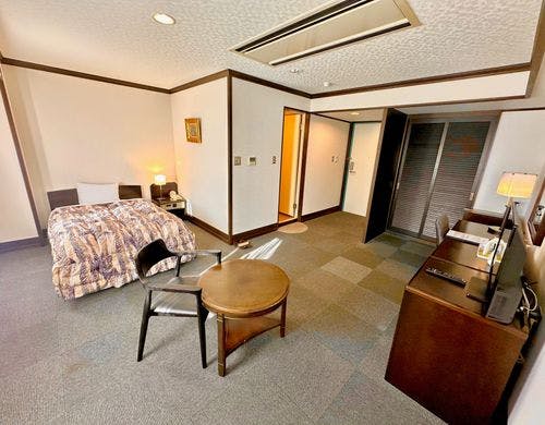 シングルルーム。セミダブルベッド。