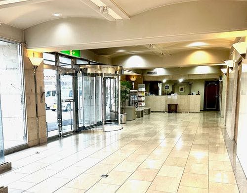 大理石をふんだんに使った豪華なロビー。