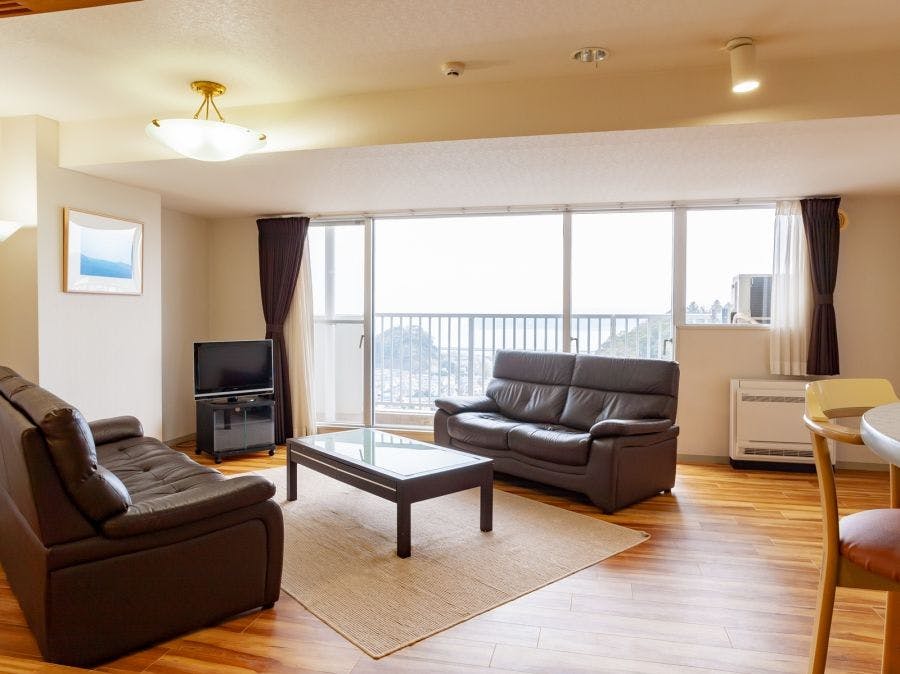 ห้องพักทุกห้องมีห้องนั่งเล่นกว้างขวาง