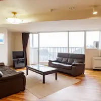 ห้องพักทุกห้องมีห้องนั่งเล่นกว้างขวาง