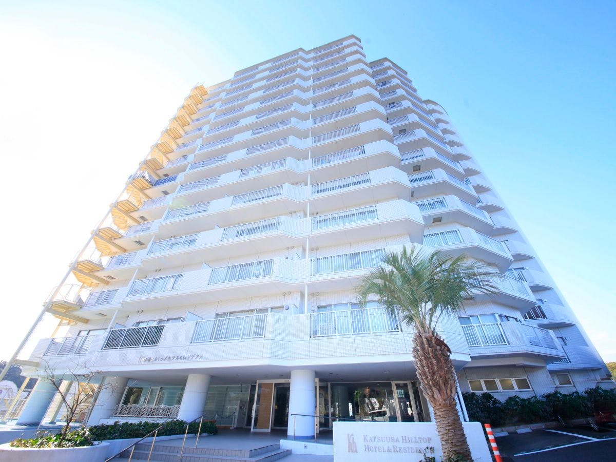 คอนโดมิเนียมหอคอยสีขาวที่ตั้งตระหง่านบนที่สูง.