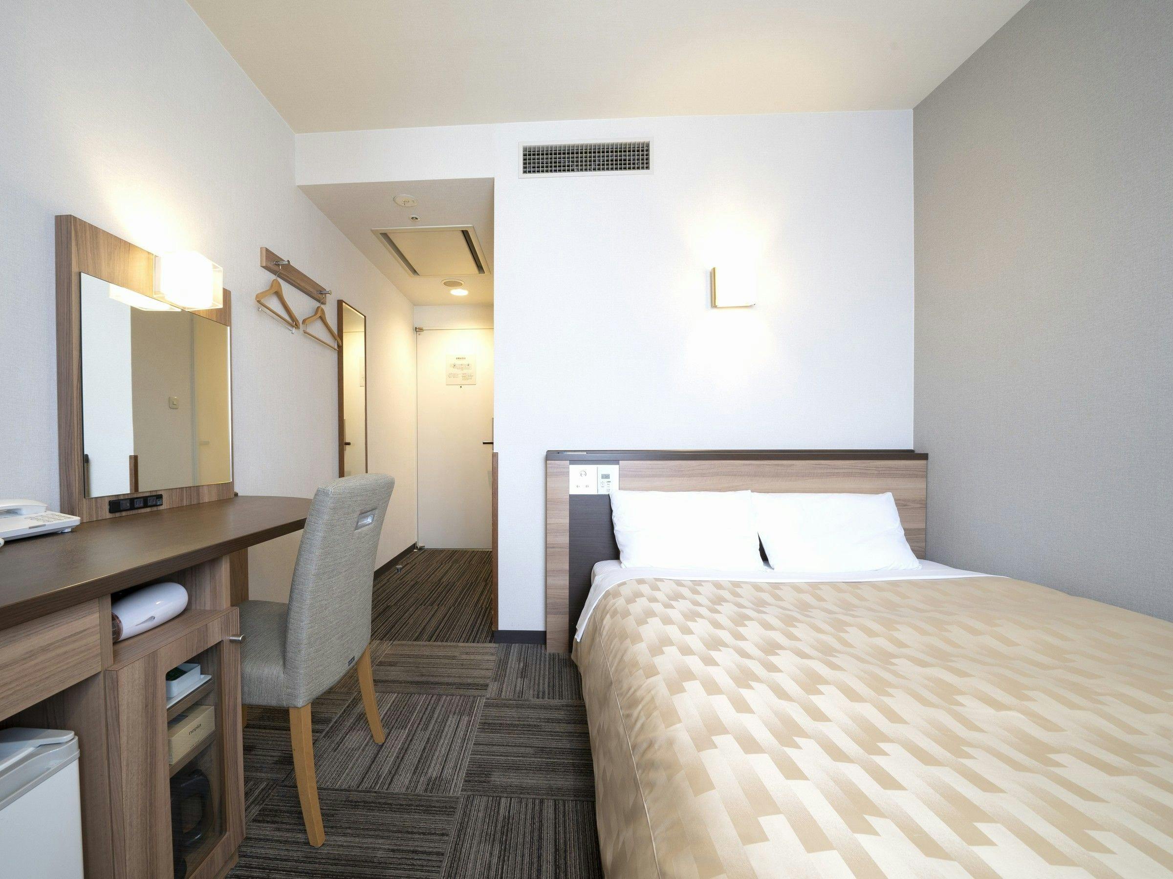 小型双人床 - 吸烟