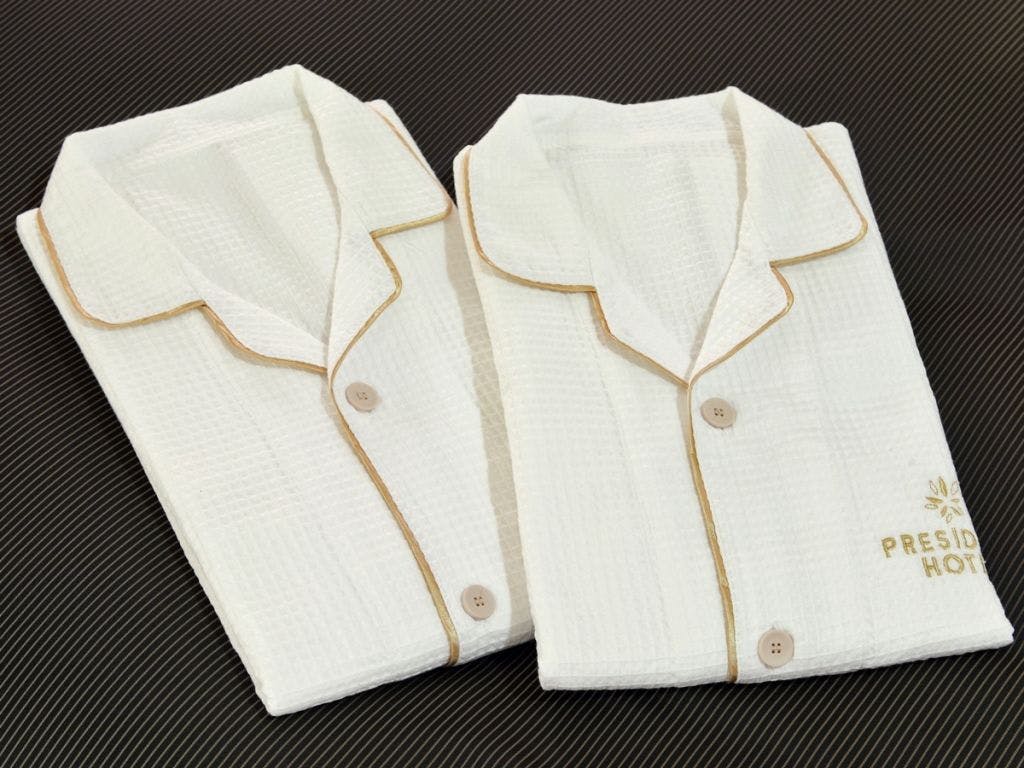 Kami menyediakan jubah malam di Bilik.