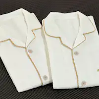 Kami menyediakan jubah malam di Bilik.