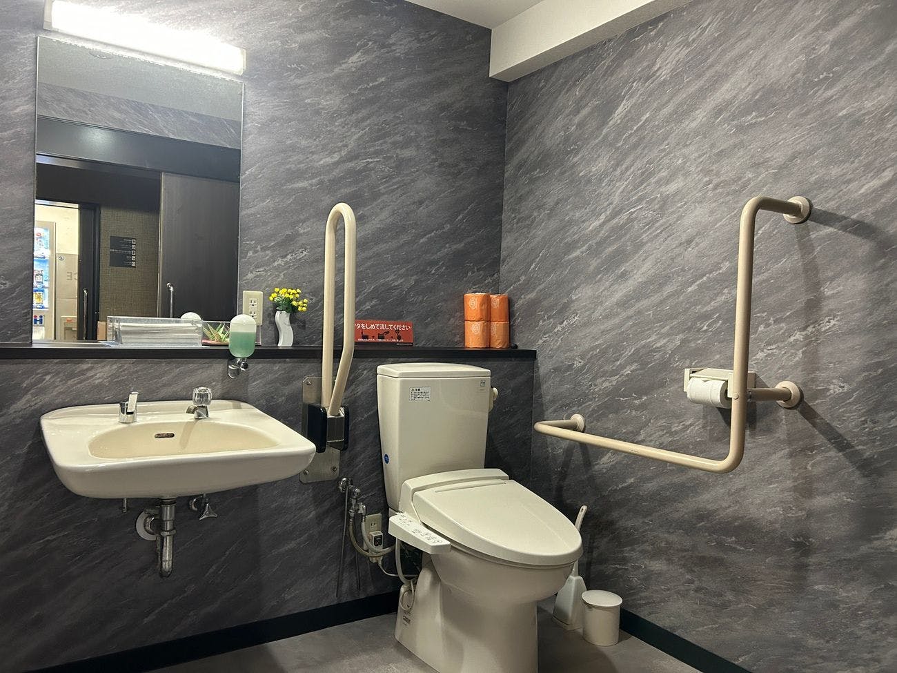 ห้องน้ำรวมชั้น 1