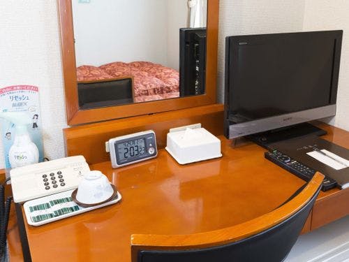 シングルルーム｜デスク、お茶セットなど