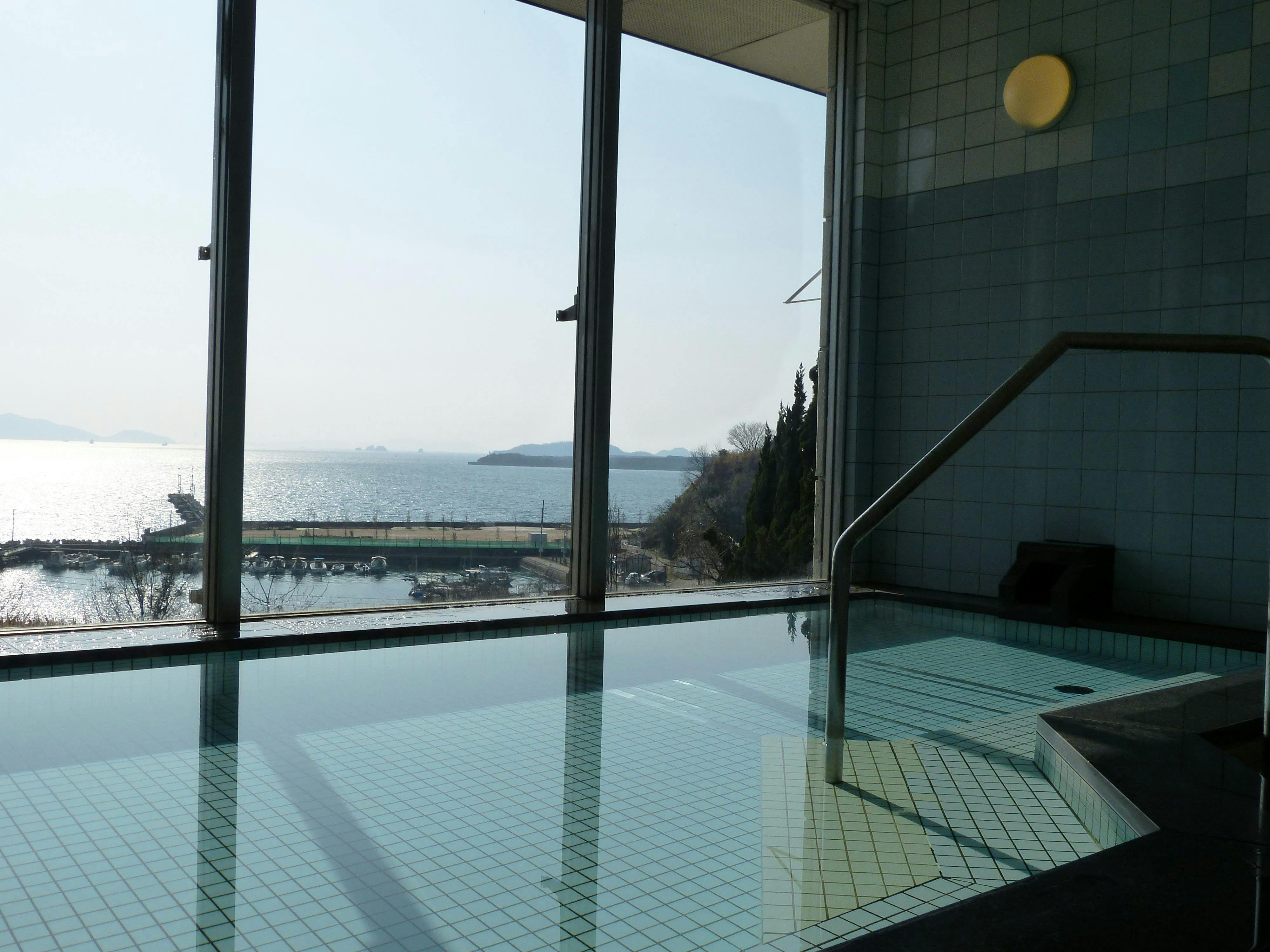 Mata air panas bilik mandi besar