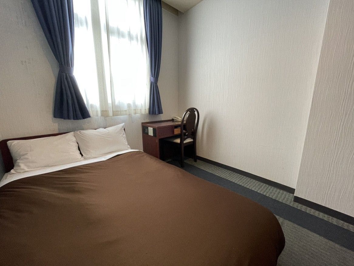 Kamar Semi-Double (12m²) dengan lebar tempat tidur 120cm