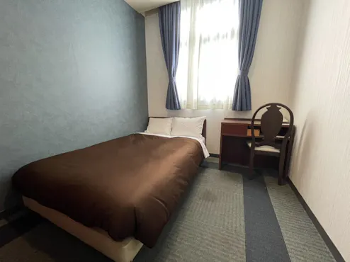 Kamar Semi-Double (12m²) dengan lebar tempat tidur 120cm