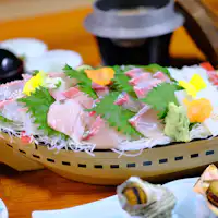 Hidangan sashimi pelbagai jenis dalam susunan seperti perahu