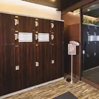 บริเวณทางเข้าโรงแรมมีล็อกเกอร์ให้บริการฟรี