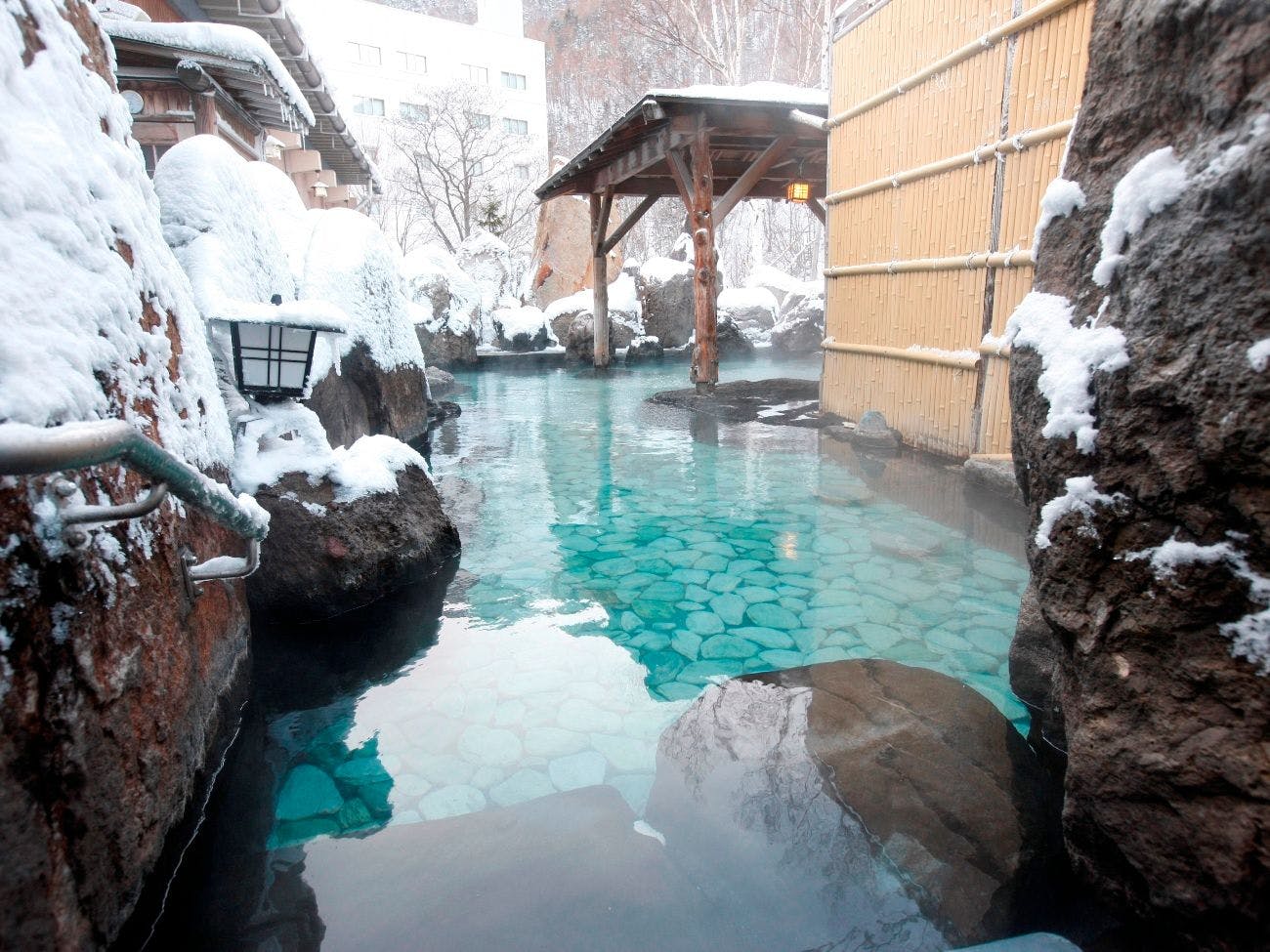 บ่อน้ำพุร้อนกลางแจ้งในหุบเขา (ฤดูหนาว)