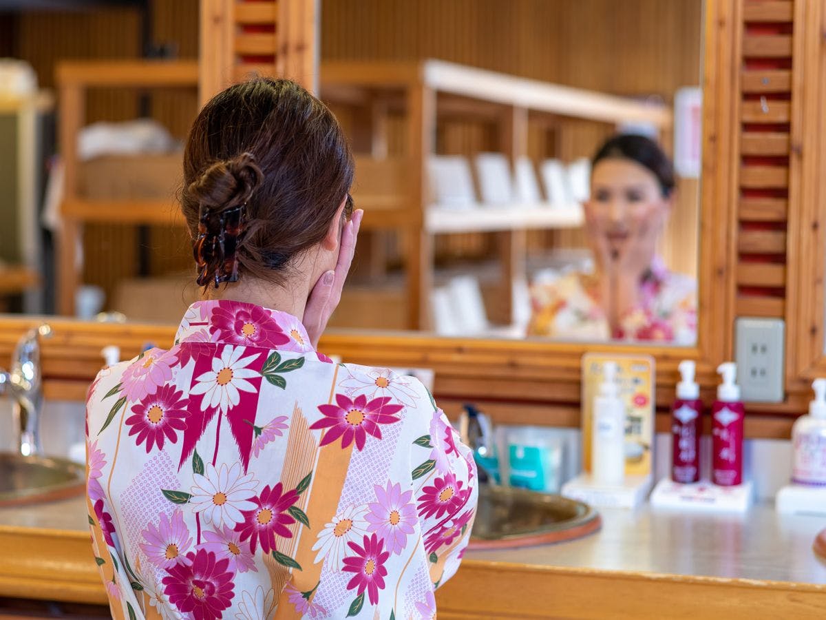 บริเวณอ่างล้างหน้าของห้องอาบน้ำหญิงมีโลชั่นและอิมัลชันเตรียมไว้ให้