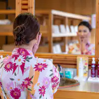 บริเวณอ่างล้างหน้าของห้องอาบน้ำหญิงมีโลชั่นและอิมัลชันเตรียมไว้ให้