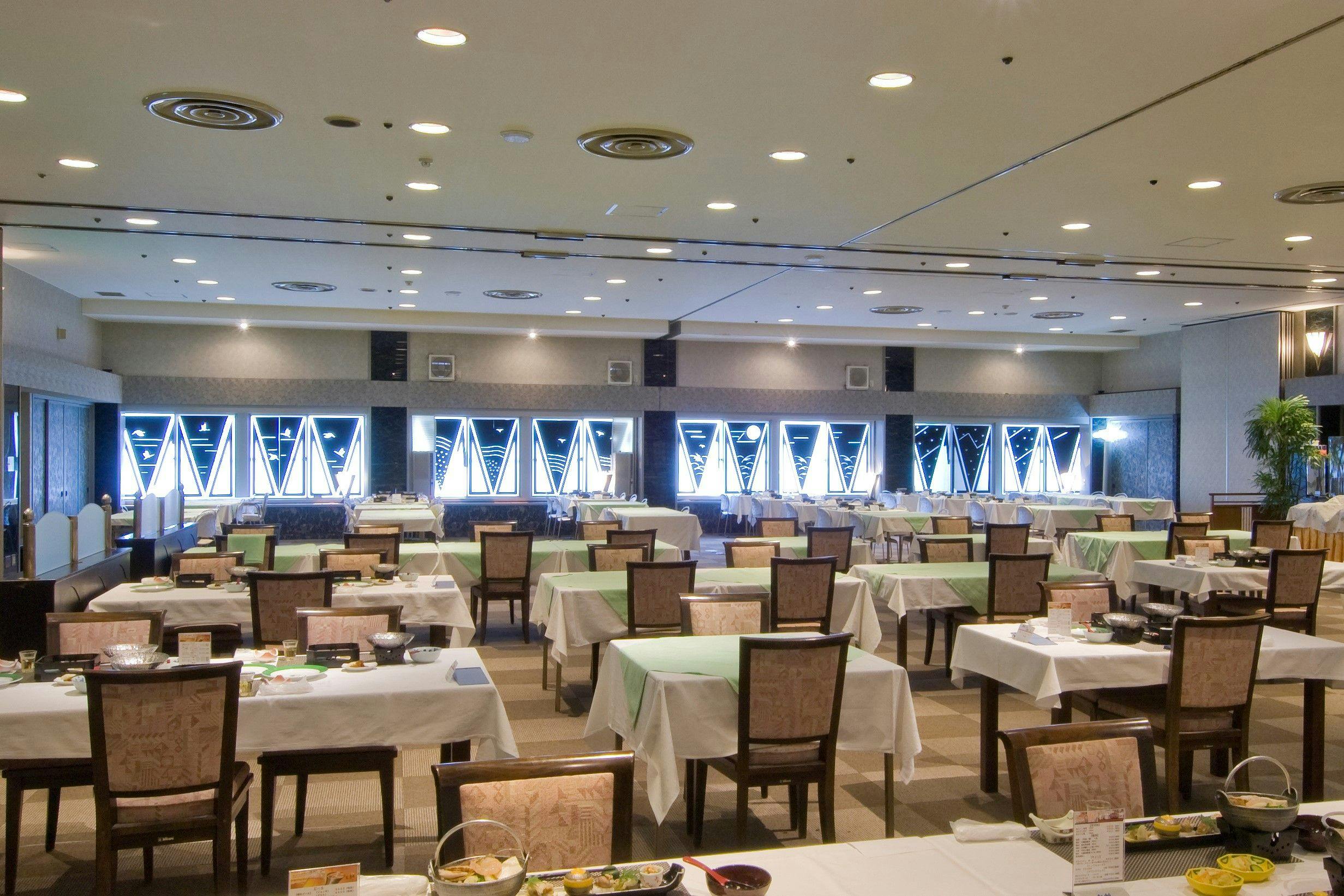 ห้องรับประทานอาหารหลัก (ที่นั่งแบบเก้าอี้และโต๊ะ)