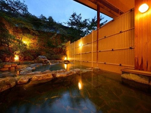 บ่อน้ำพุร้อนกลางแจ้งสำหรับผู้หญิง