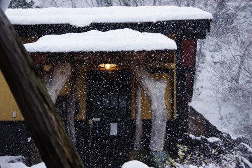 อ่างอาบน้ำกลางแจ้งส่วนตัวพร้อมหิมะ