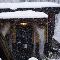 อ่างอาบน้ำกลางแจ้งส่วนตัวพร้อมหิมะ