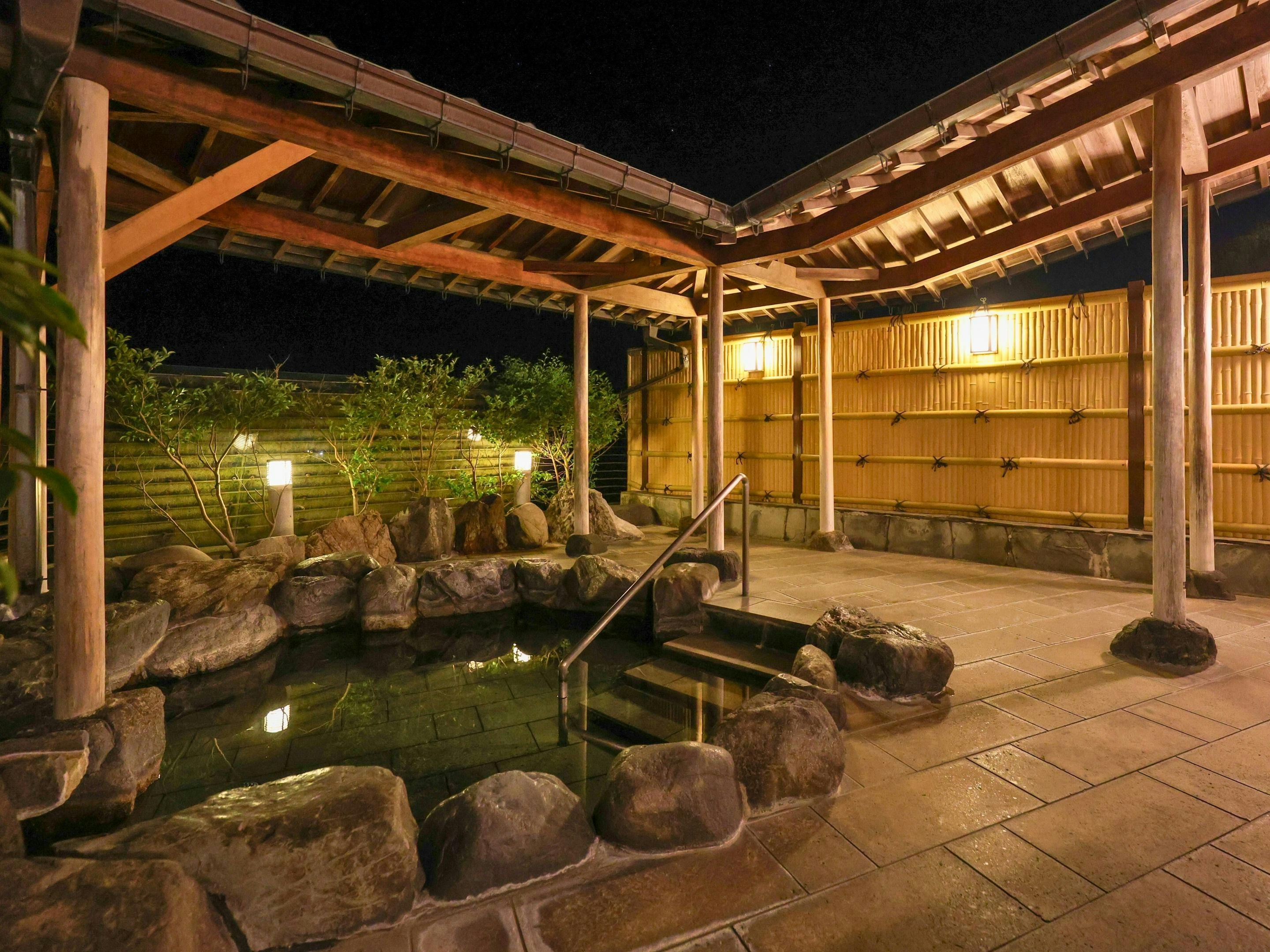 สัมผัสประสบการณ์แช่ออนเซ็นกลางแจ้งสุดพิเศษท่ามกลางสายลมยามค่ำคืน