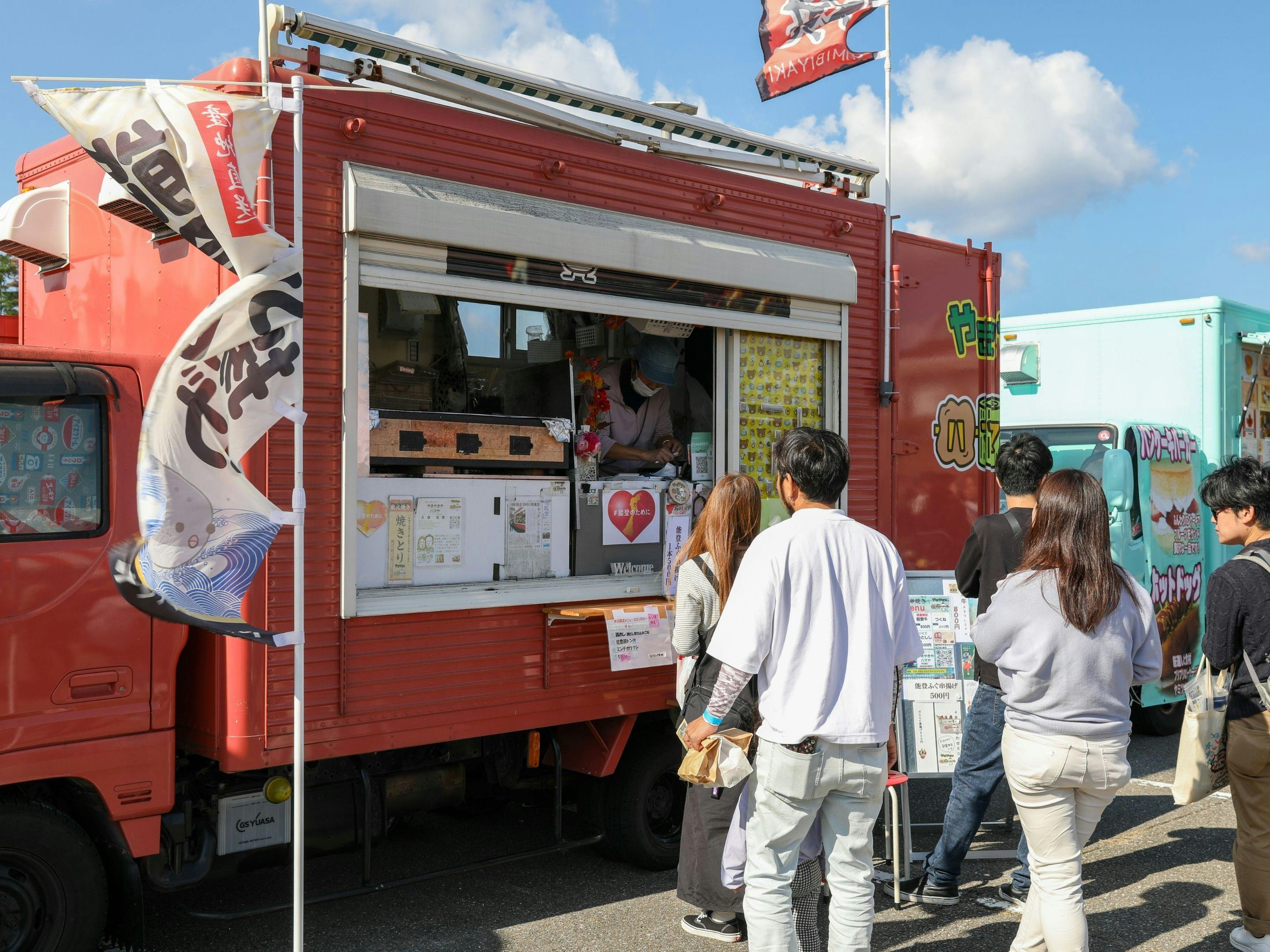 ในช่วงกิจกรรมจะมีรถขายอาหารยอดนิยมมาเปิดให้บริการ