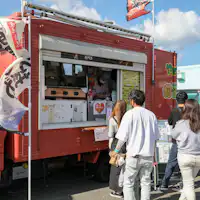 ในช่วงกิจกรรมจะมีรถขายอาหารยอดนิยมมาเปิดให้บริการ