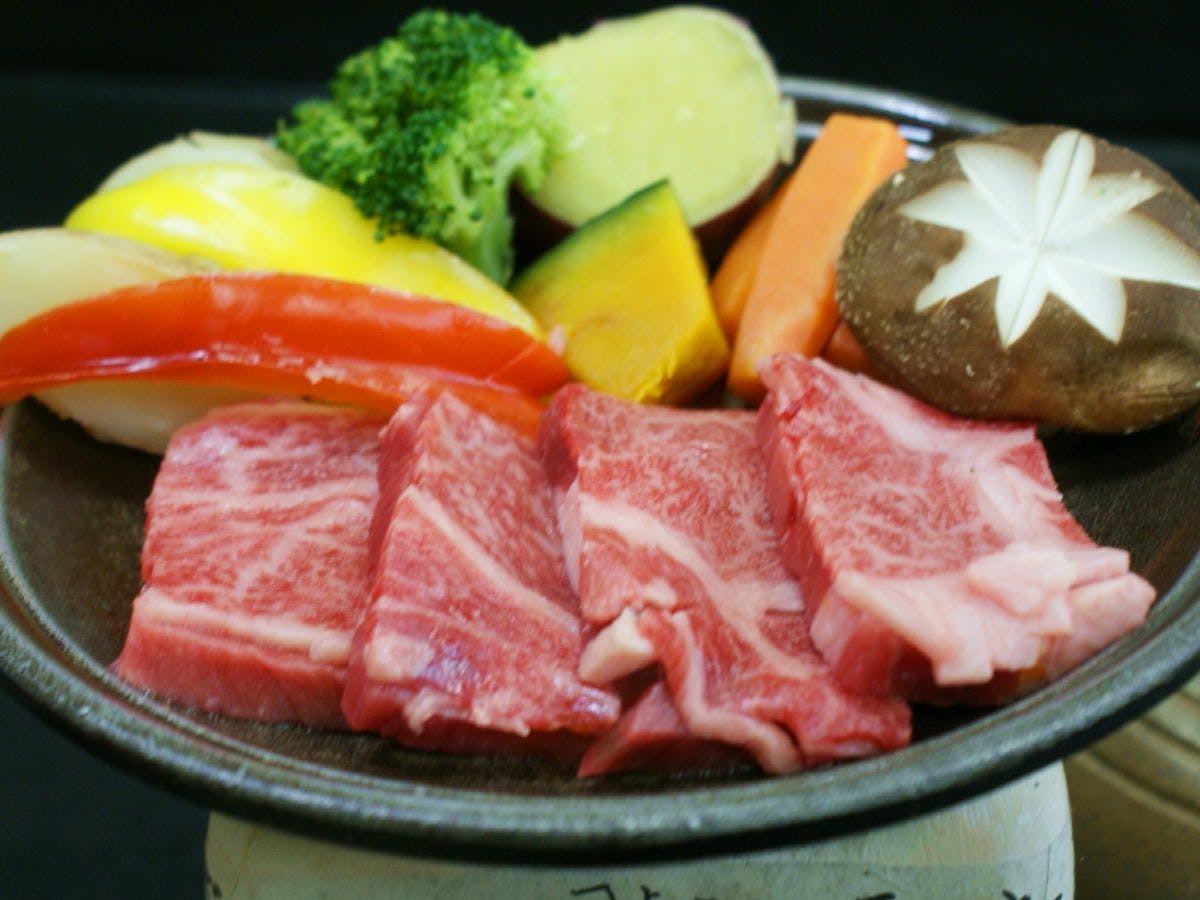 เนื้อโจชูย่างบนแผ่นเซรามิก