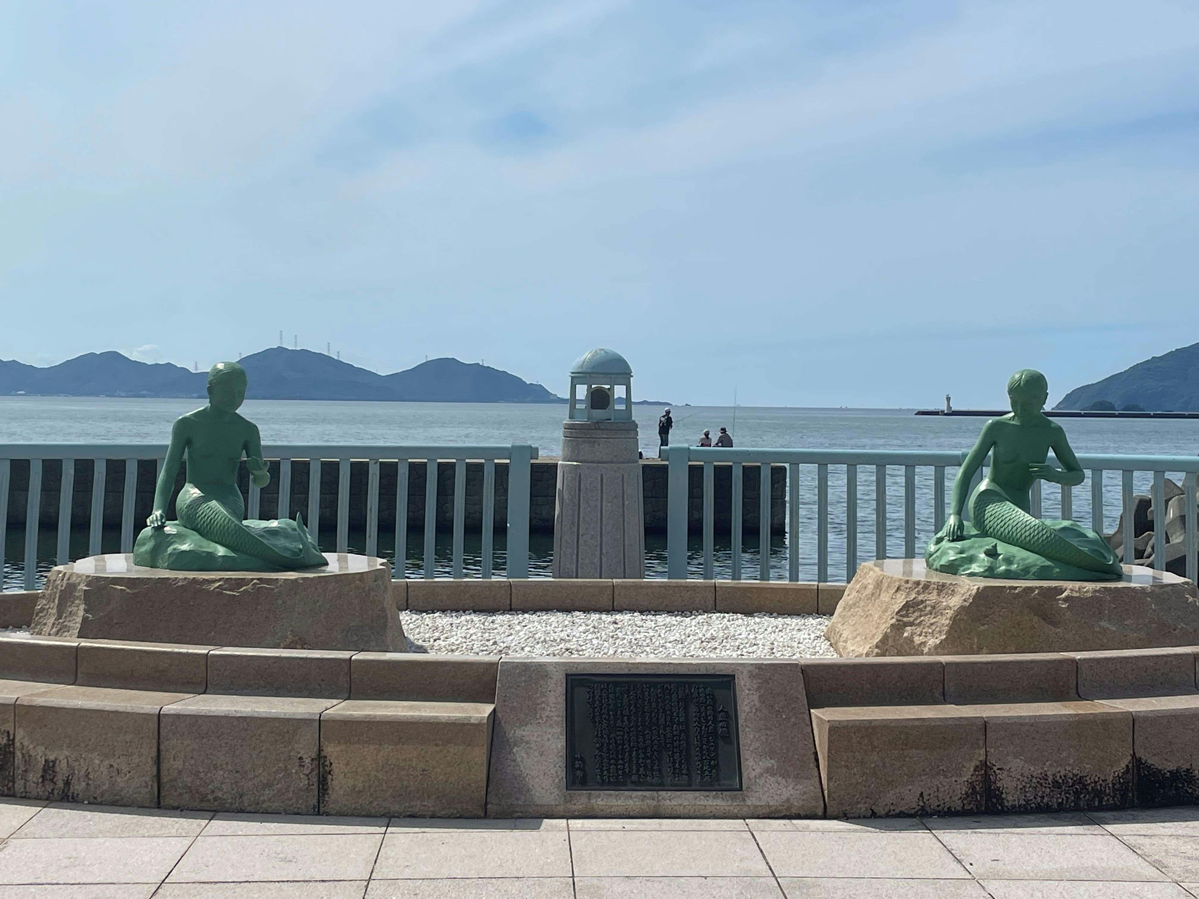 รูปปั้นนางเงือกที่ชายหาดหงส์หน้าสิ่งอำนวยความสะดวก