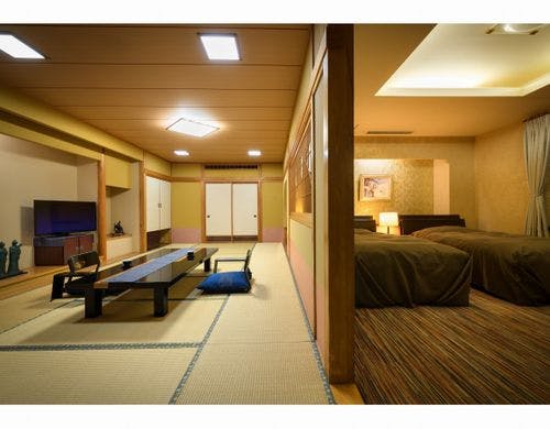 西館１６畳プラス洋室ベッド２台付