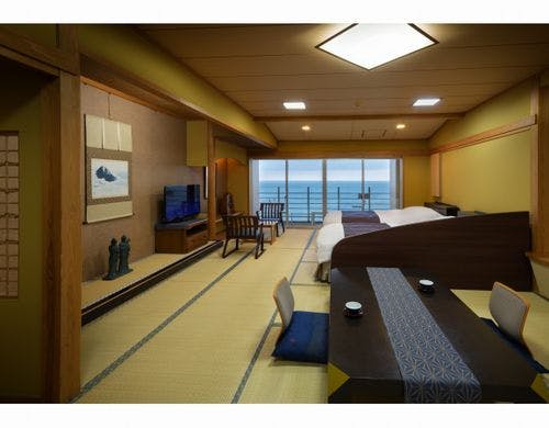 西館１６畳にベッド２台付