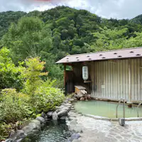 사계절의 경치를 감상할 수 있는 노천탕.