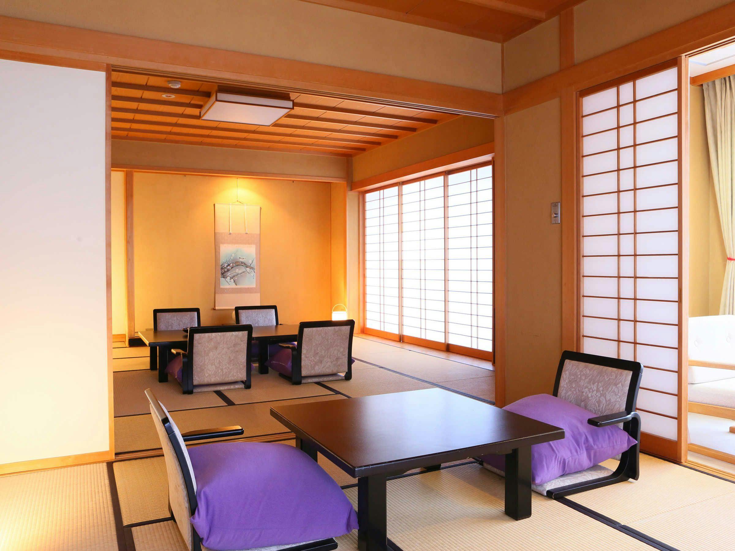 사우나가 포함된 두 개의 연결된 일본식 객실 코너 객실.