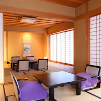 사우나가 포함된 두 개의 연결된 일본식 객실 코너 객실.