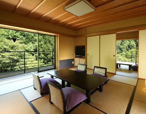 サウナ付き二間続きの角部屋。