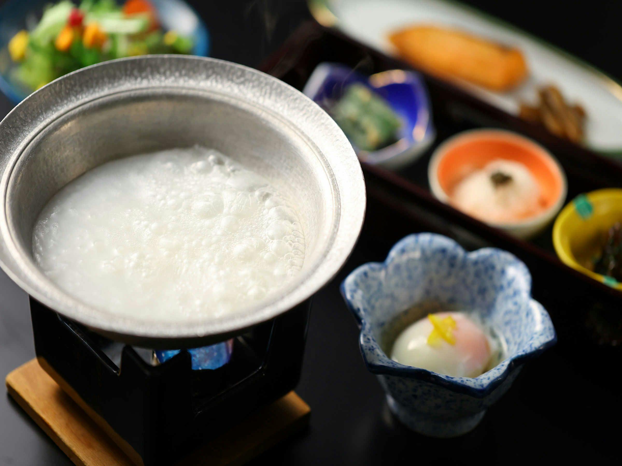 온천죽과 신슈 특산 미소된장국 등의 아침 식사 예시