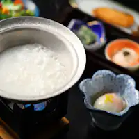 온천죽과 신슈 특산 미소된장국 등의 아침 식사 예시