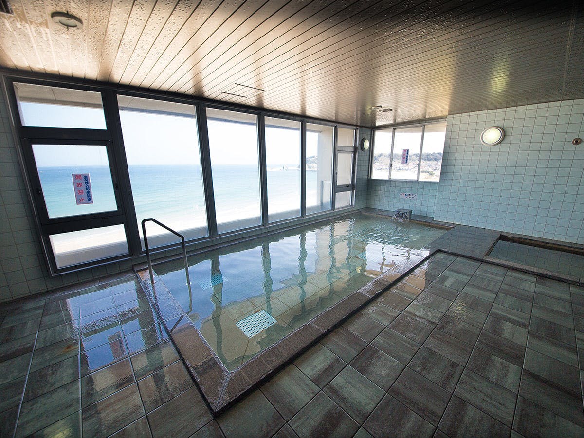 ห้องอาบน้ำขนาดใหญ่พร้อมวิวทะเล