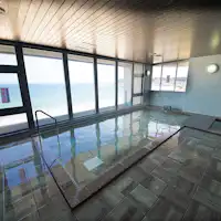 ห้องอาบน้ำขนาดใหญ่พร้อมวิวทะเล