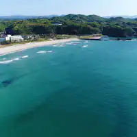 ชายหาดอยู่ตรงหน้าจุดชมวิวที่สวยงาม!