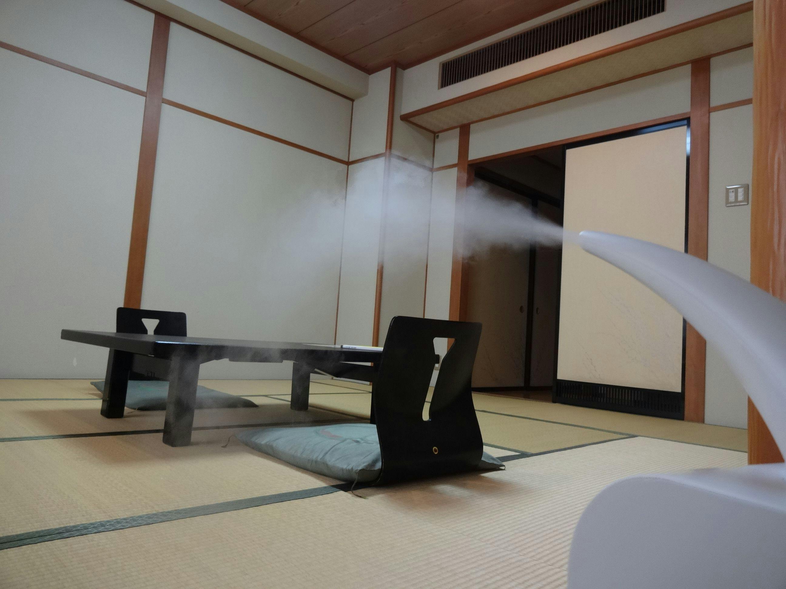 Melakukan sterilisasi ruang kamar sebelum kedatangan.